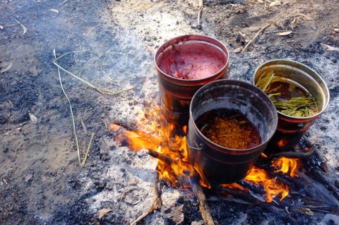 dyeing pandanas over the fire
